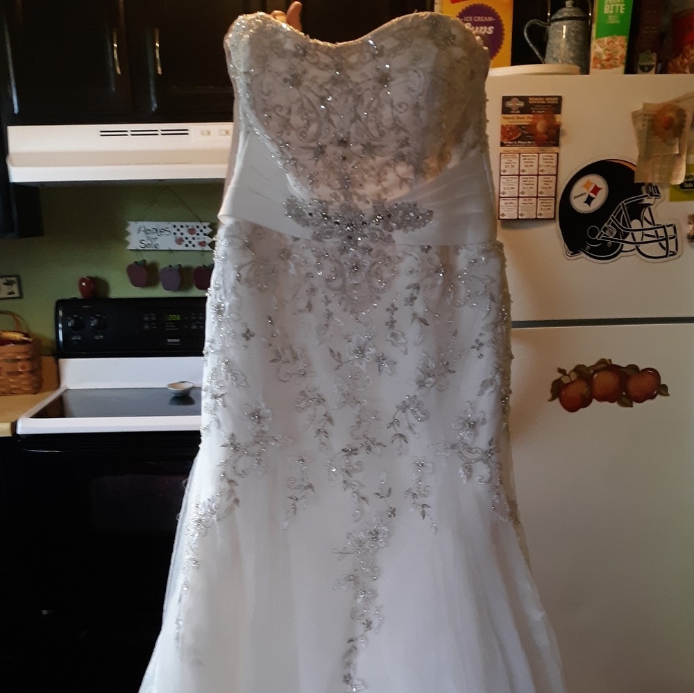 Private Label by G Ivory Wedding Dress Size:8
